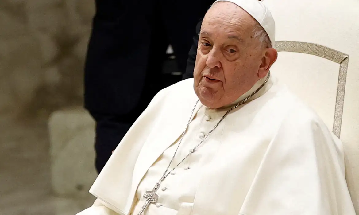 Papa Francisco completa uma semana internado, mas quadro melhora