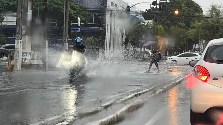Chuvas causam pontos de alagamento em Natal
