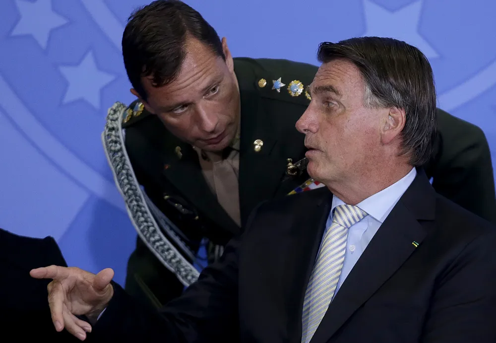 Mauro Cid e pai repassaram US$ 78 mil a Bolsonaro após venda de joias