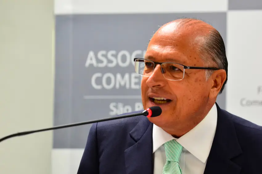 Governo zera imposto de importação de alimentos para conter inflação