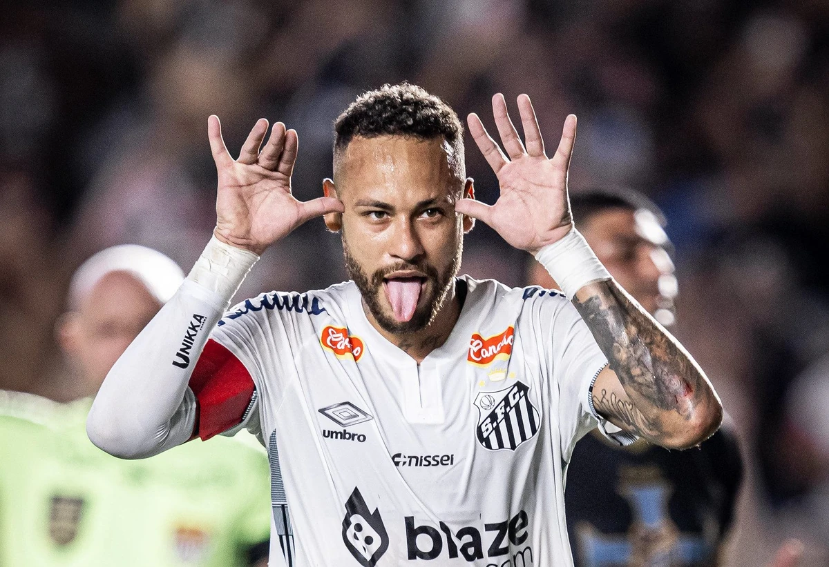 Neymar tem edema na coxa e deve ficar fora da lista da Seleção; Santos comunica CBF