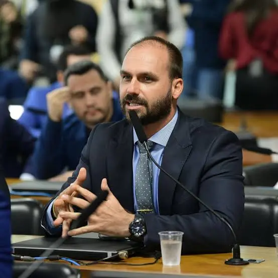 Moraes autoriza notificação por edital de Eduardo Bolsonaro, que está no exterior