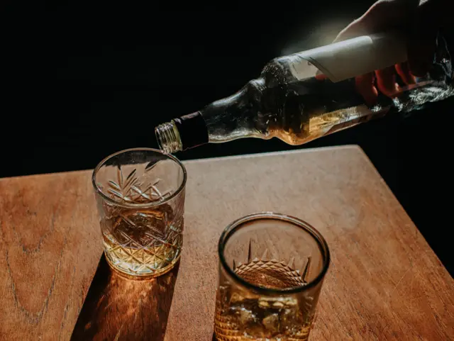 Polícia desarticula esquema de bebidas adulteradas em São Paulo; metanol pode ter vindo de combustíveis