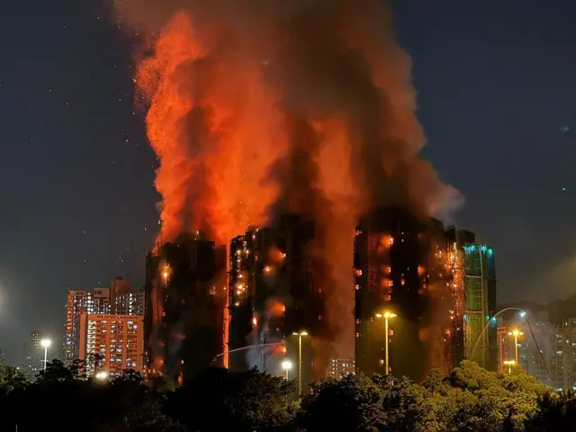 Incêndio em complexo residencial de Hong Kong deixa 44 mortos após mais de 15 horas de combate