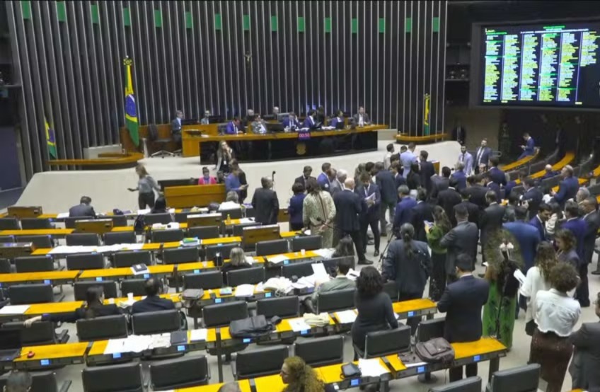 Congresso restabelece trechos da lei do licenciamento ambiental e flexibiliza regras