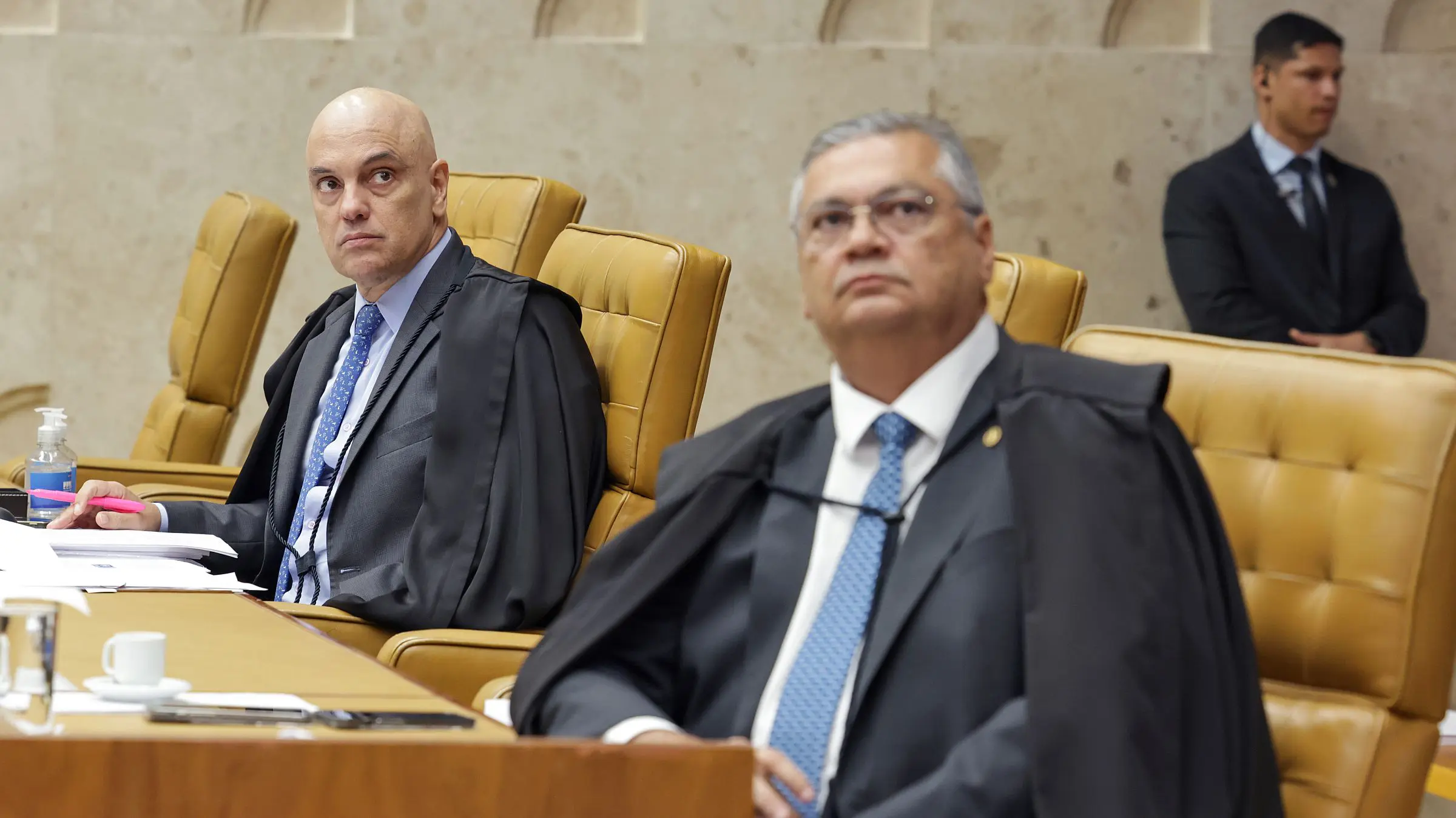 Moraes e Dino votam por manter prisão preventiva de Bolsonaro no STF