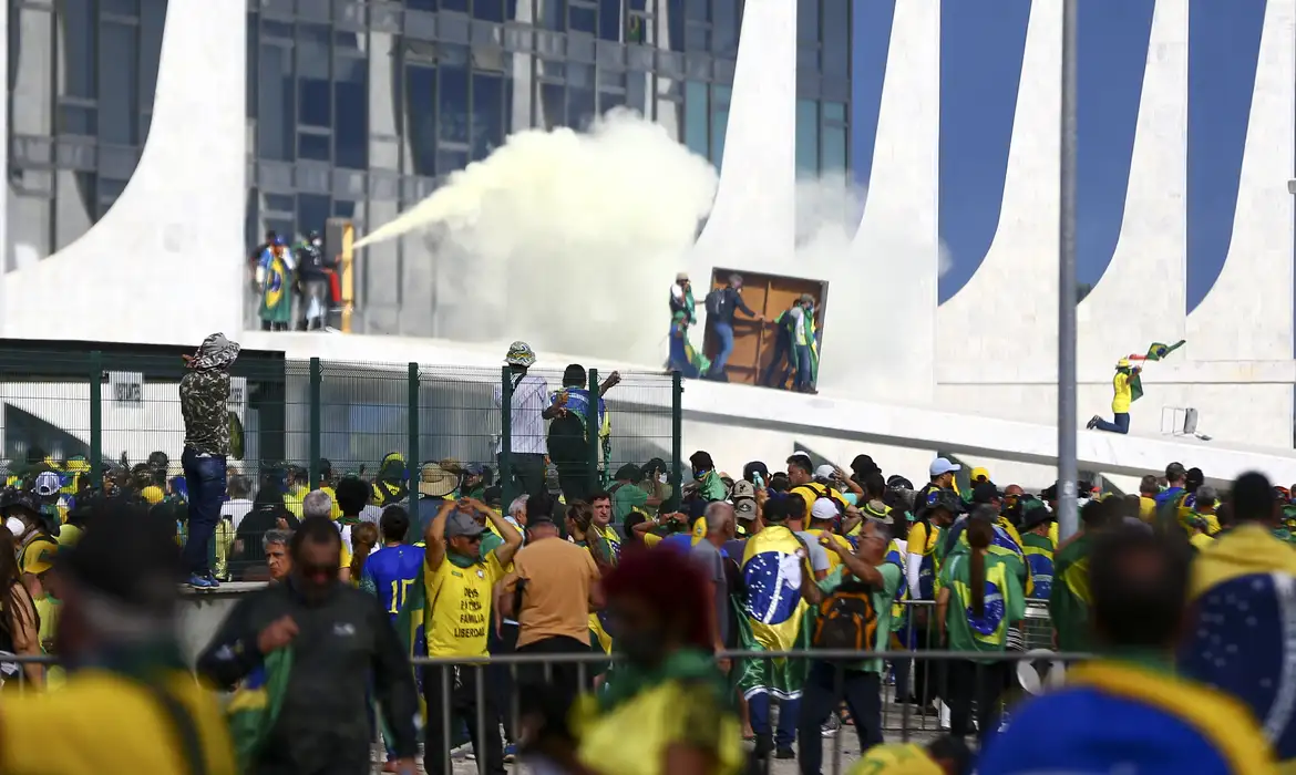 Câmara aprova projeto que reduz penas para condenados por tentativa de golpe
