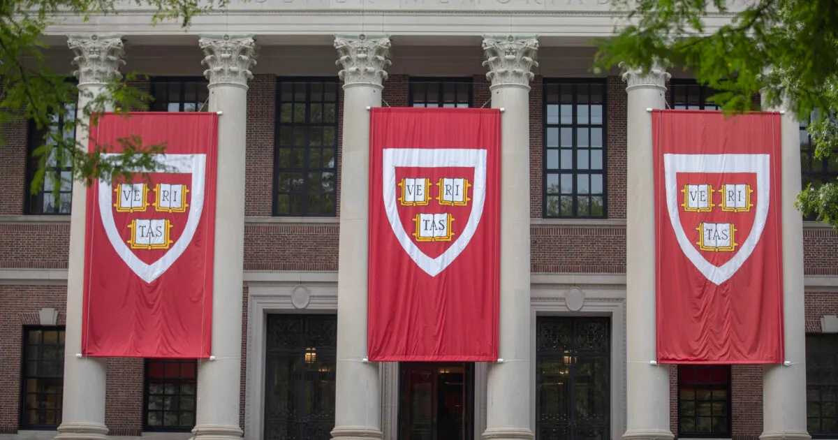 Trump cobra indenização bilionária da Universidade de Harvard