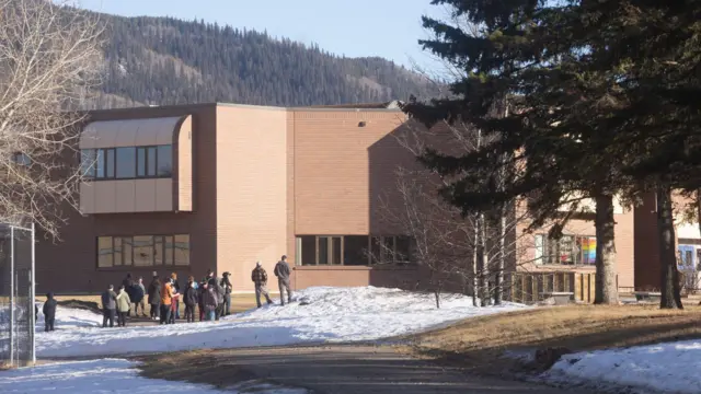 Ataque armado em escola e residência deixa 10 mortos no oeste do Canadá