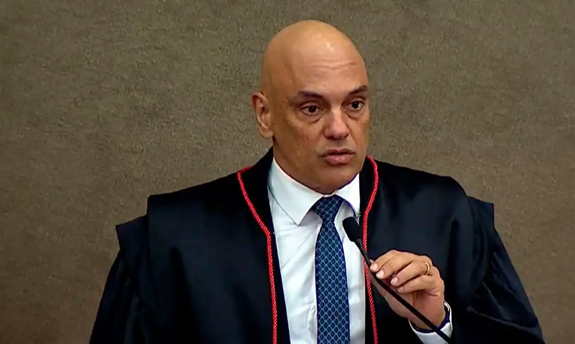 Moraes pede explicações à defesa de Bolsonaro após fala de Eduardo