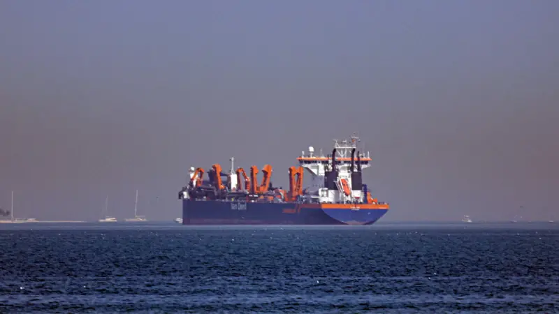 Ataques atingem três navios de carga no Estreito de Ormuz, rota estratégica do petróleo