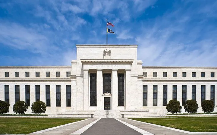 Banco central dos EUA mantém juros e cita guerra no Oriente Médio como fator de risco