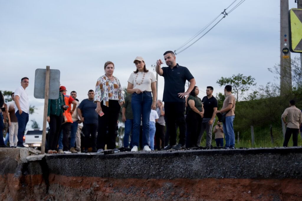 Mailza vistoria área afetada em Tarauacá e garante agilidade na recuperação de via