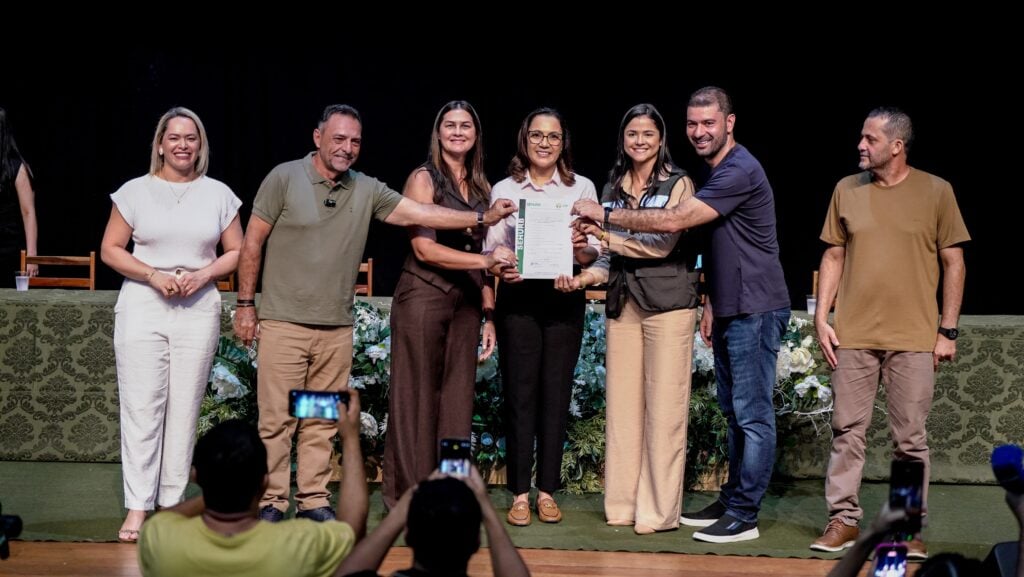 Mailza autoriza construção de 210 unidades habitacionais em três municípios do Juruá
