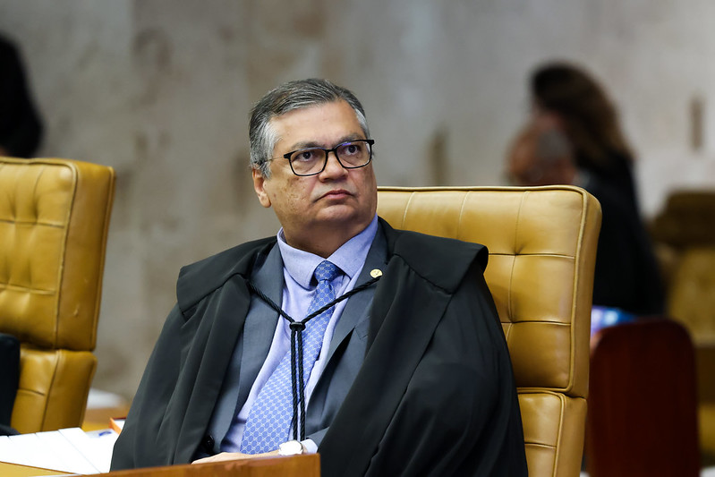Flávio Dino cobra Câmara sobre viagem internacional de Mario Frias em meio a investigação sobre filme de Bolsonaro