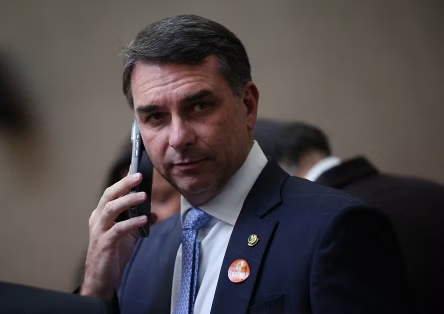 Flávio Bolsonaro confirma pedido de R$ 61 milhões para filme sobre Jair Bolsonaro e nega irregularidades