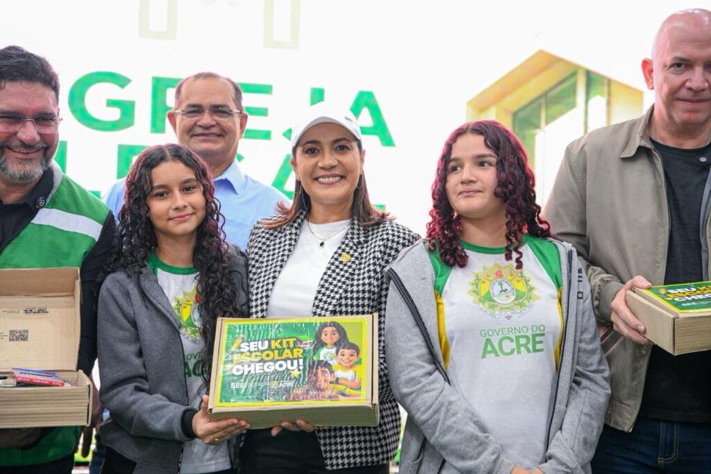 Governadora Mailza entrega mais de 10 mil kits escolares e autoriza manutenção em escolas rurais