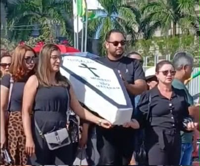 Com caixão e roupas pretas, professores mantêm protestos e classificam educação como “em luto” no Acre