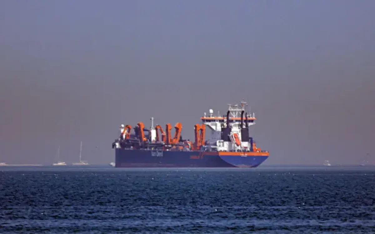 Ataques atingem três navios de carga no Estreito de Ormuz, rota estratégica do petróleo