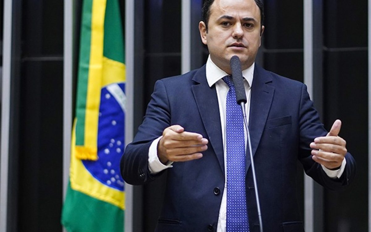 Deputado Glauber Braga é afastado por seis meses após tumultos na Câmara