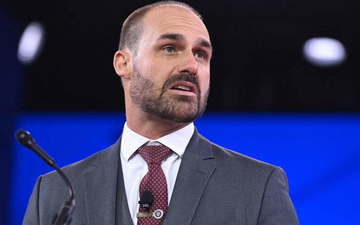 Polícia Federal determina retorno de Eduardo Bolsonaro ao cargo após perda de mandato