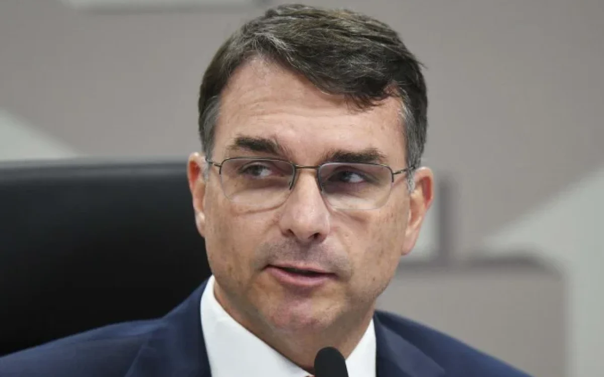 Flávio Bolsonaro afirma ter sido indicado pelo pai para disputar a Presidência em 2026