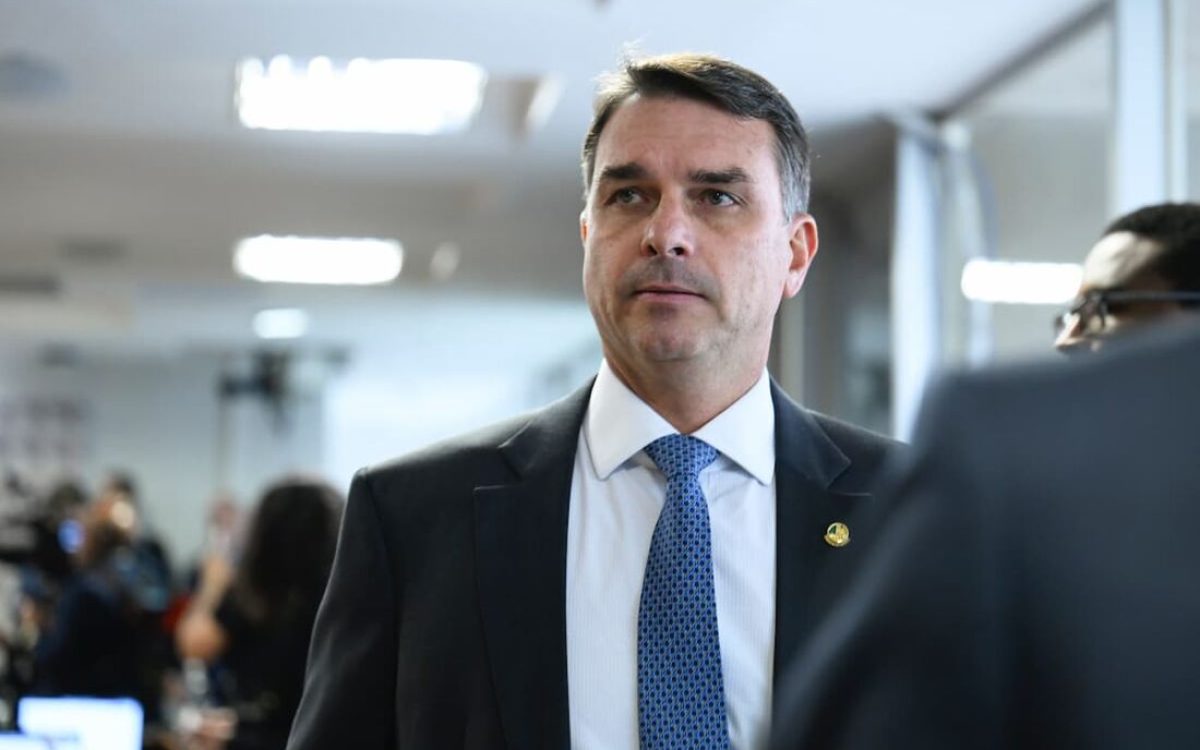 Flávio Bolsonaro mantém pré-candidatura e condiciona recuo à anistia do pai
