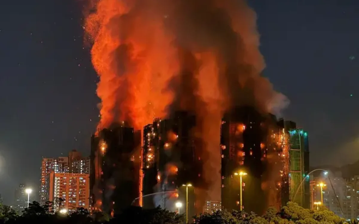 Incêndio em complexo residencial de Hong Kong deixa 44 mortos após mais de 15 horas de combate