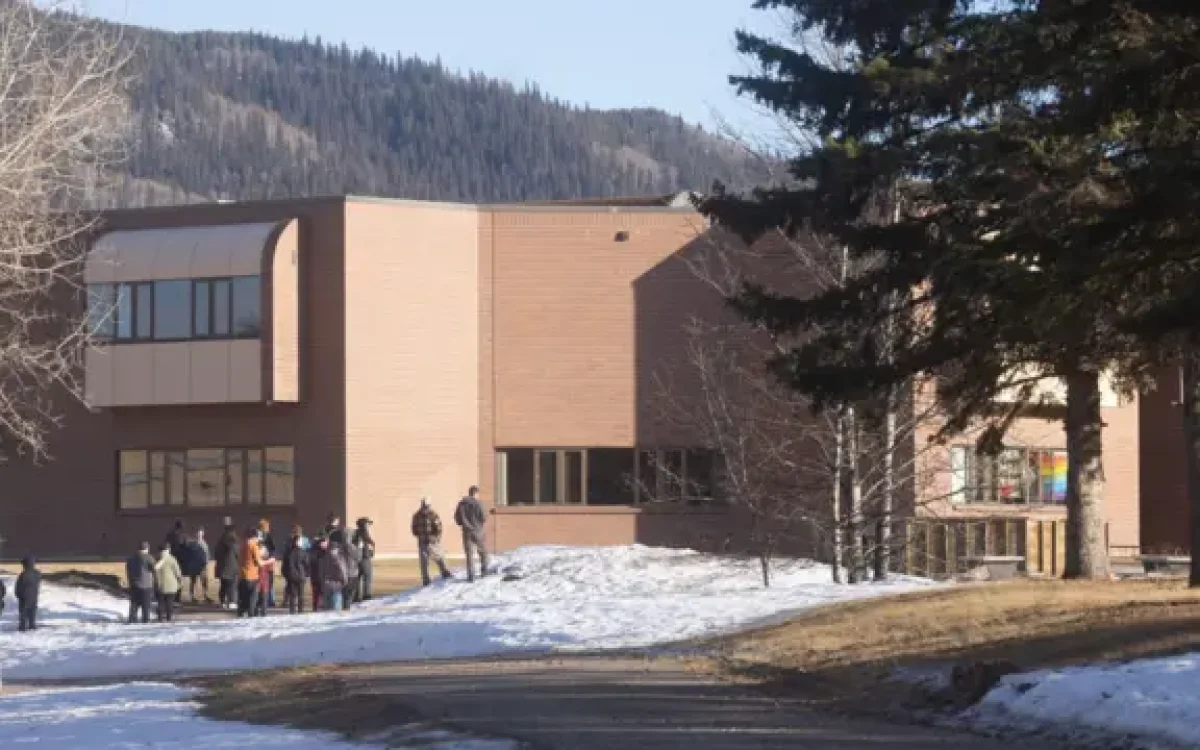 Ataque armado em escola e residência deixa 10 mortos no oeste do Canadá