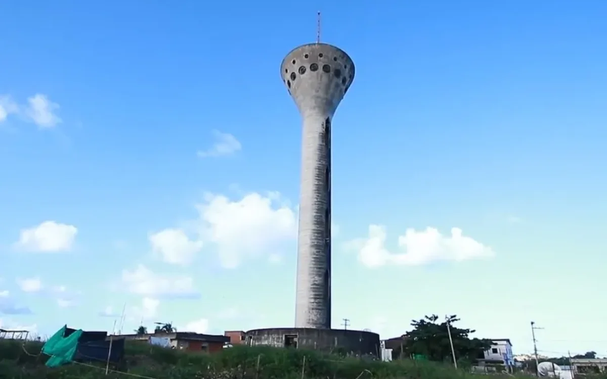 Adolescente morre após cair de torre desativada em Olinda