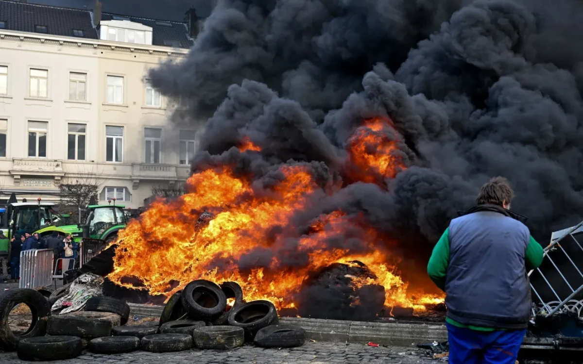 Protesto de agricultores em Bruxelas contra acordo UE-Mercosul termina em confrontos