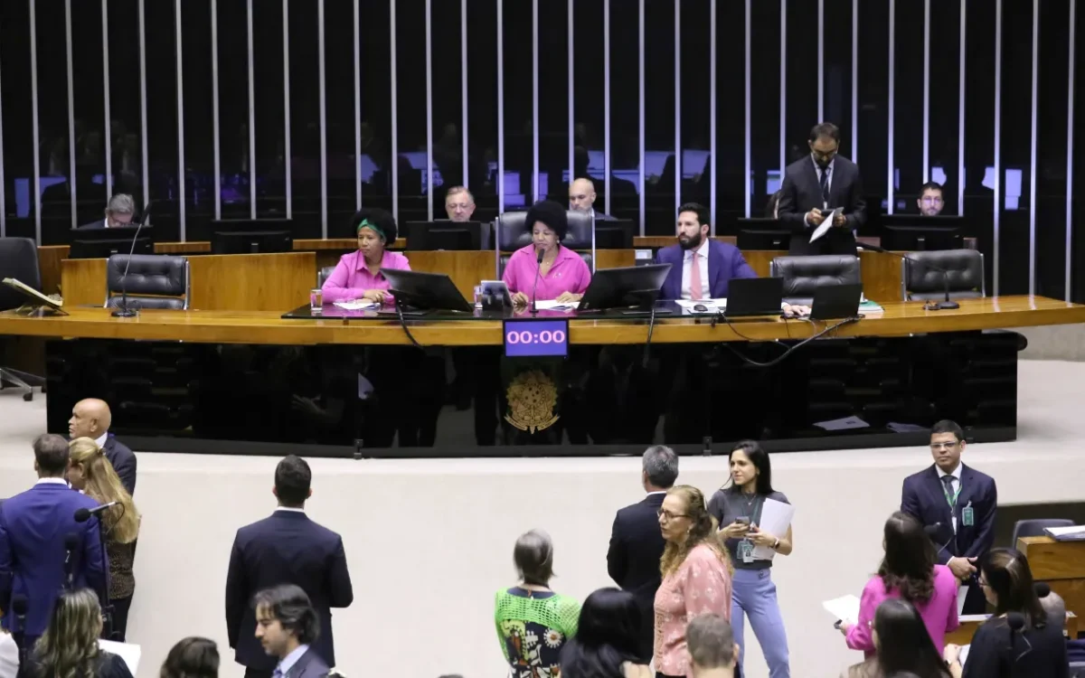 Câmara aprova criação de “licença menstrual” de dois dias; proposta vai ao Senado