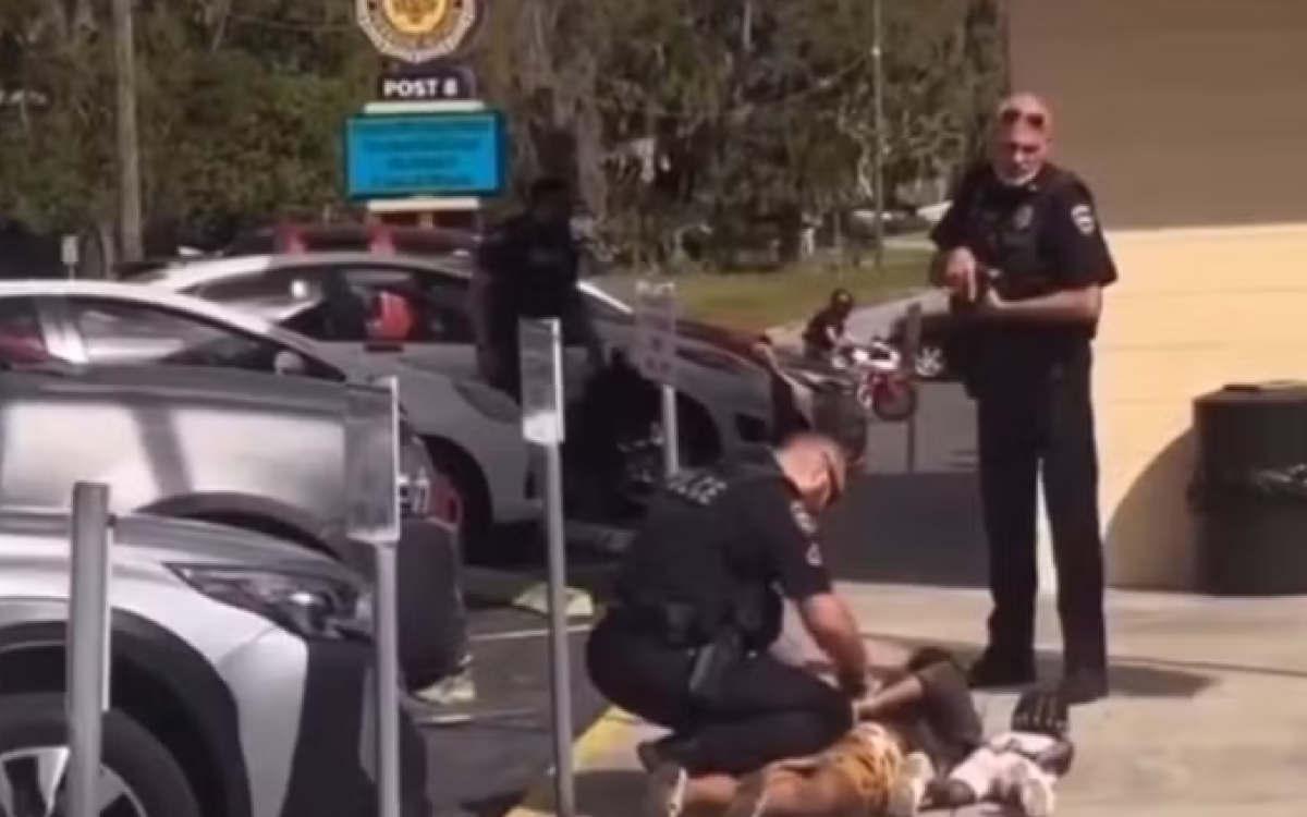 Polícia dos EUA mantém criança no chão durante abordagem e gera revolta