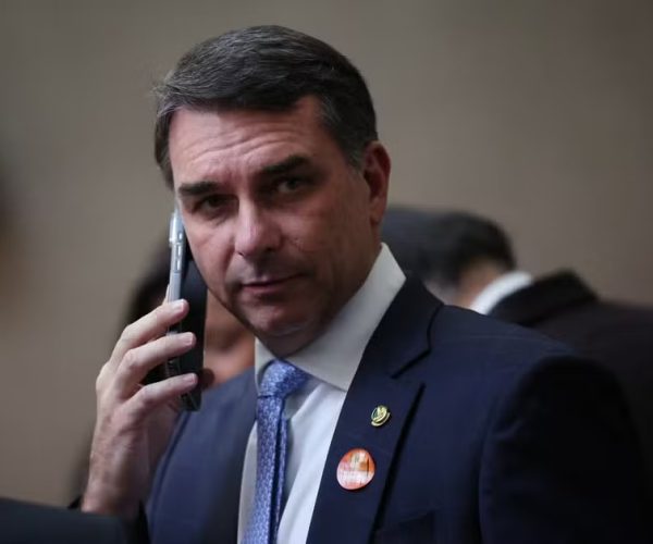 Flávio Bolsonaro confirma pedido de R$ 61 milhões para filme sobre Jair Bolsonaro e nega irregularidades