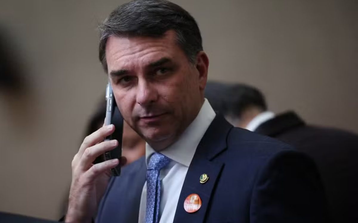 Flávio Bolsonaro confirma pedido de R$ 61 milhões para filme sobre Jair Bolsonaro e nega irregularidades