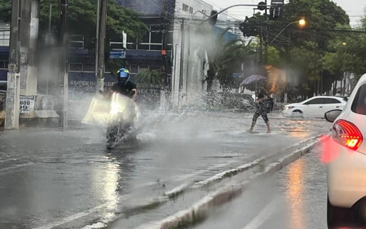 Chuvas causam pontos de alagamento em Natal