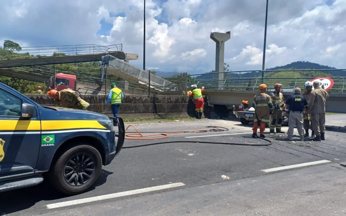 Passarela desaba após ser atingida por caminhão e motorista morre na BR-116