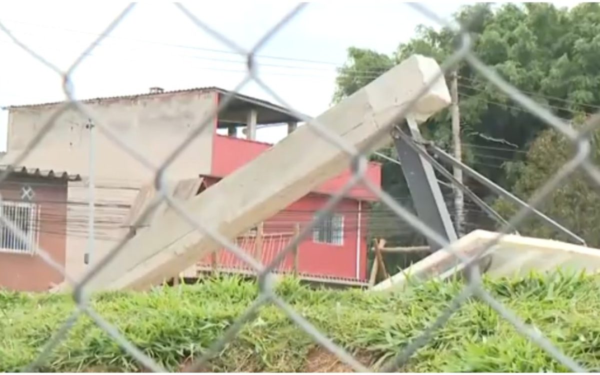 Adolescente morre após queda de estrutura de basquete em quadra da zona leste de SP