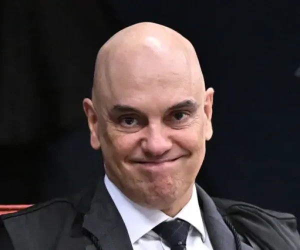 Moraes barra adiamento e confirma julgamento de Eduardo Bolsonaro