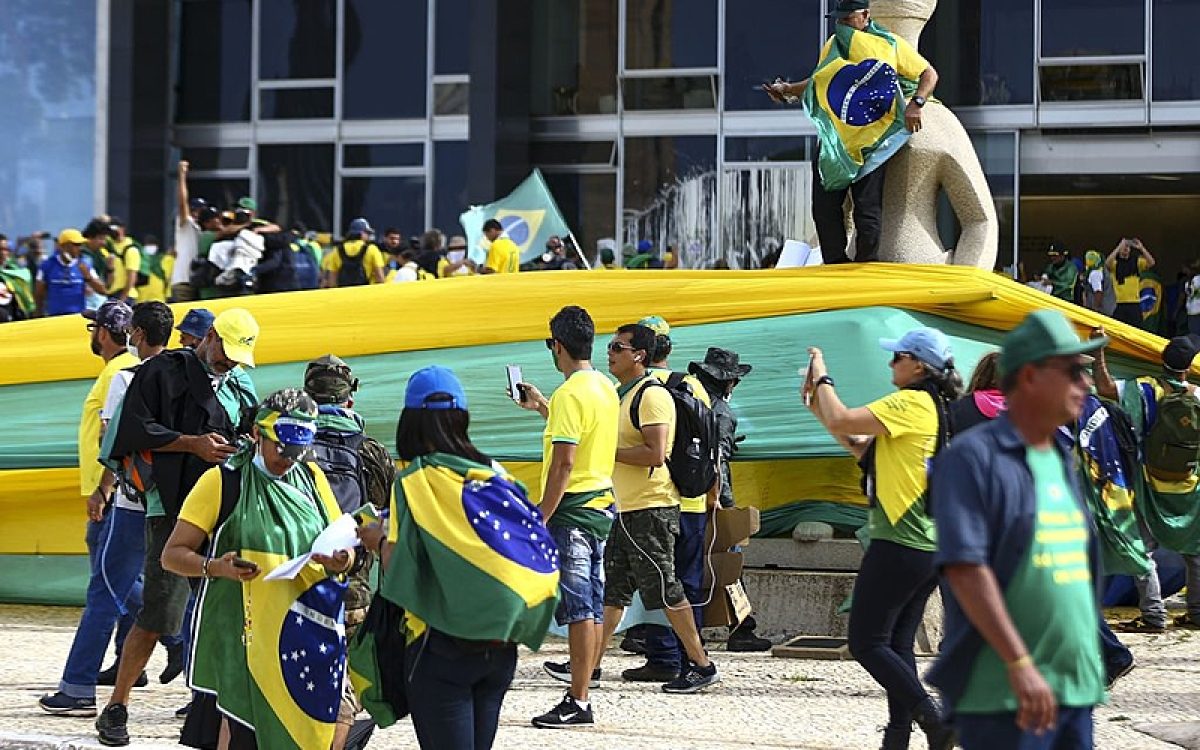 Manifestantes invadem Congresso, STF e Palácio do Planalto.