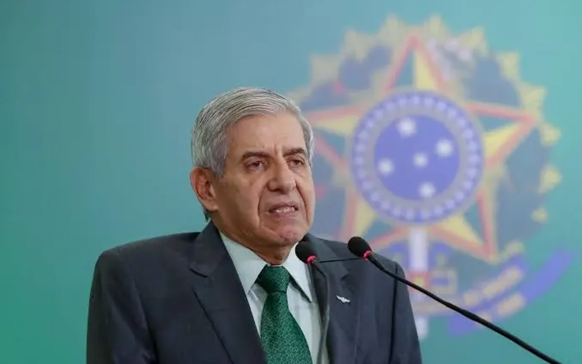 Defesa de Augusto Heleno entrega passaportes à PF após decisão do STF