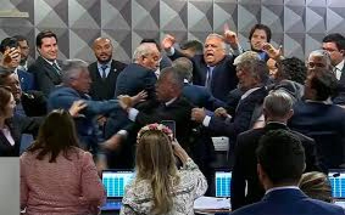 CPI do INSS aprova quebra de sigilos e sessão termina em confusão