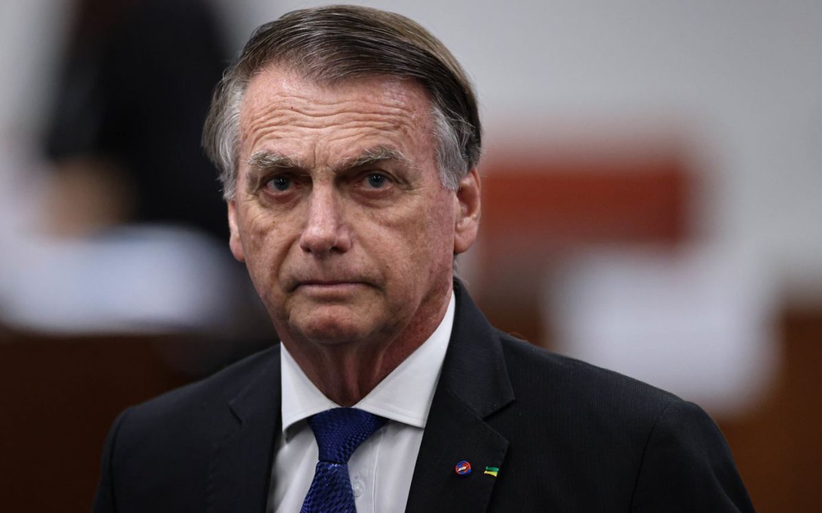 Defesa solicita que Bolsonaro cumpra condenação em regime domiciliar