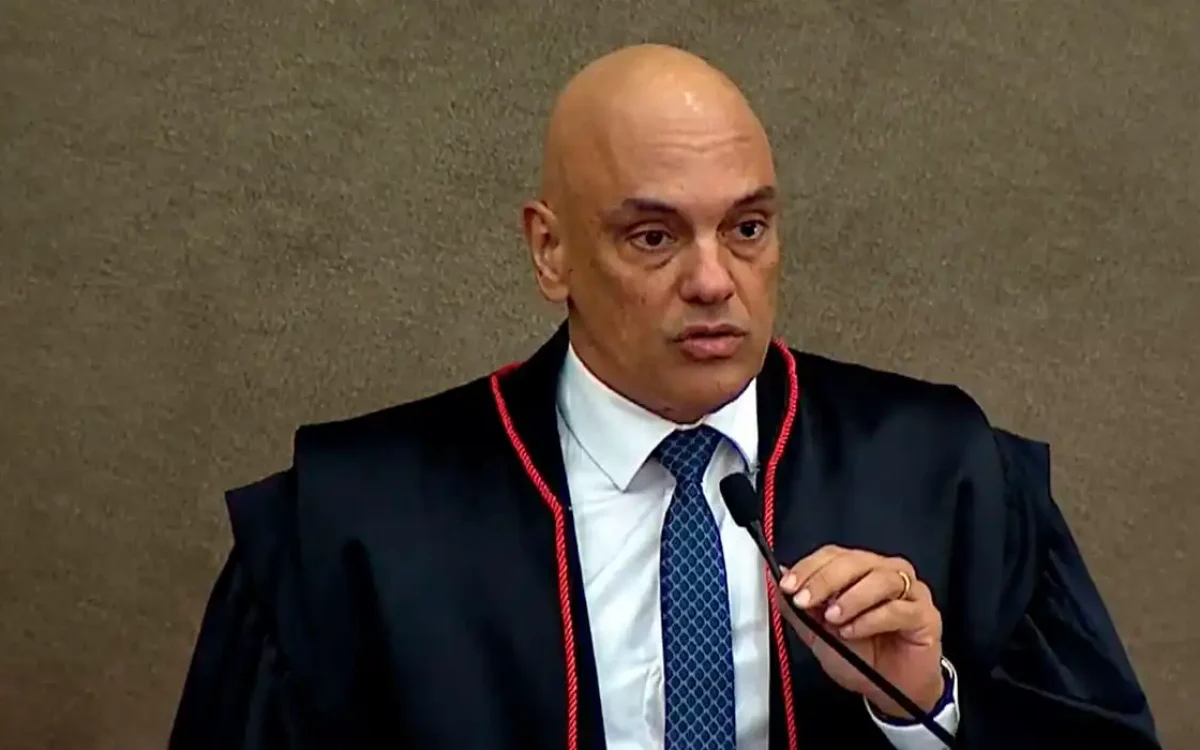 Moraes pede explicações à defesa de Bolsonaro após fala de Eduardo